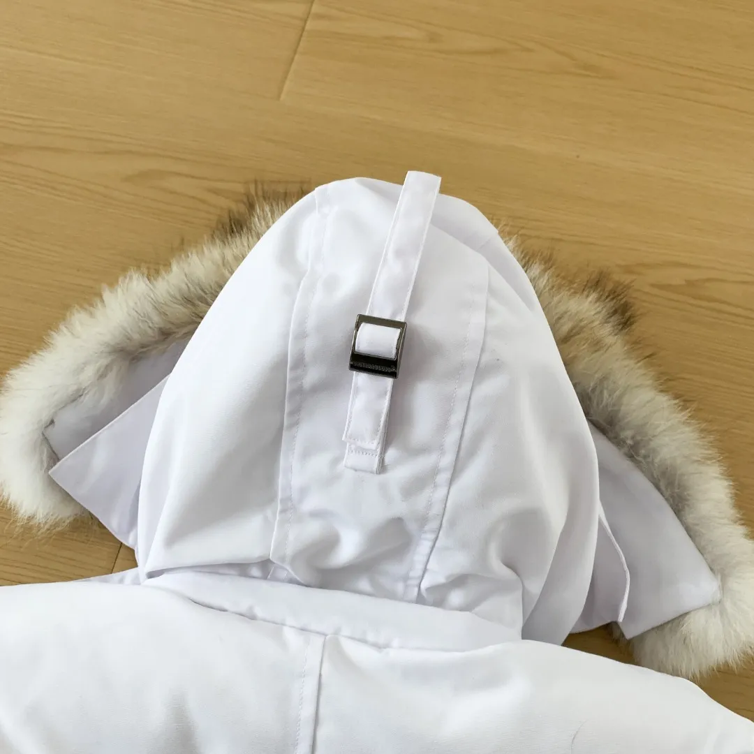 Style number: Y 90 Canada Goose Canada Goose #Expedition 04 Parker, a treasure of Canadian origin! Limited supply worldwide! Canada Goose Model 04 is a top-notch couple model for polar cold-proof outdoor Series fur collar detachable hooded parka down jacket. The first Goose in 2024. I hope my friends will like it. Peak Quality. I hope everyone can identify it together! The most popular cool item of the Big Goose family in 2024 is online, the popular product of Yi Yang Qianxi Same Style, which is said to be a joint limited edition Big Goose that cannot be bought in autumn and winter. If you dislike the sameness of the Big Goose in the past, then this model will definitely give you a different experience! This year's most powerful couple's collection for autumn and winter is online, a top-notch luxurious ready-to-wear style, paired with an outdoor warm down jacket with great style and charm! The most classic items of the Daye family in the past two years are the highest standard and are equipped with unique reflective stripe embellishments, which further show the Premium fashion performance effect. With the embellishment of hardware buckles, they have excellent performance effects. The upper body is clean, simple and elegant, even for urban leisure. It is suitable for everyone. Perfect for occasion wear, large pocket design, this model has a large capacity and is equipped with reflective stripes, making it safer at night. It is suitable for various adventure activities. It is made of windproof and waterproof technical materials. The interior is filled with full white duck down, which is absolutely cold-proof and warm. It also has a stand-up collar design and fine fleece at the collar, with meticulous attention to detail! The charm of this model is also more spiritual, and the upper body has more temperament and specifications. It perfectly shows the ultra-high standard of fashionable performance of this model, integrating outdoor and life, and you can even create high-street wear! The most pinnacle limited-edition goose that we have presented so far, both in terms of design and detailed materials, it is completely outstanding. It has a grand and evergreen version design, with cool reflective elements. The overall appearance can be said to be quite high, and it has that kind of powerful outdoor performance! It combines the casual attributes of Premium with high-street style. It is high-grade, domineering, warm and beautiful. The visibility of the upper body is quite powerful, and the configuration of the owl element is highly brand-recognizable. It has the overall brand performance and visual effect, and also has the premium sense of fashion and fashionable performance. It is a must-buy product because it is the most awesome down brand on the earth and one of Canada's three national treasure brands. It is also a sentimental down luxury brand. In the field of polar cold-proof clothing, Goose has made an irreplaceable contribution. SIZE: XS S M L XL XXL Color: Black Cream White Pure White Navy Blue Gray